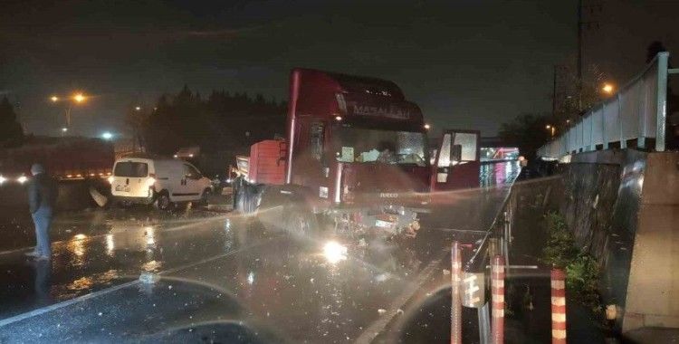 Bariyerleri aşan tır karşı şeritte durabildi
