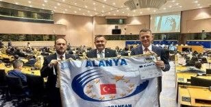 Kaymakam Ürkmezer ve Başkan Yücel, 2024 Akdeniz Spor Başkenti Ödülü’nü teslim aldılar
