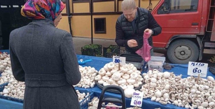 Çeşit çeşit mantarlar pazar tezgâhını beyaza bürüdü
