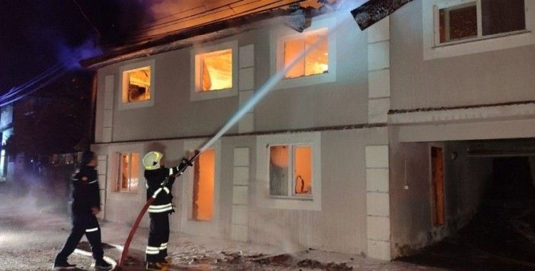 Seydikemer’de iki katlı ev alevlere teslim oldu
