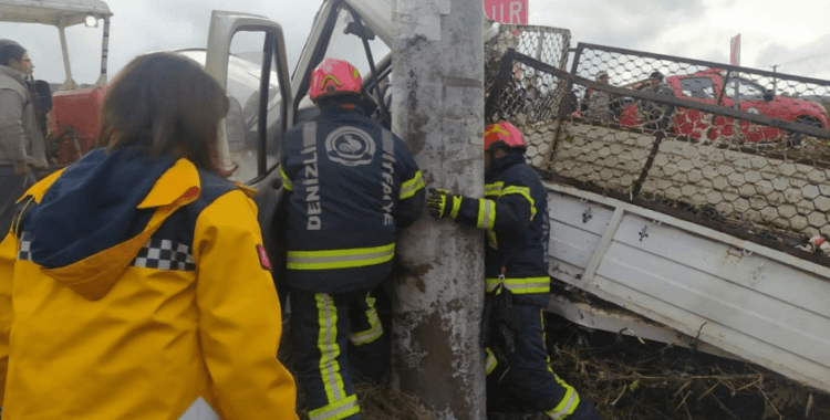 Yağışta kontrolden çıkan kamyonet elektik direğine çarptı: 1 ölü, 1 yaralı