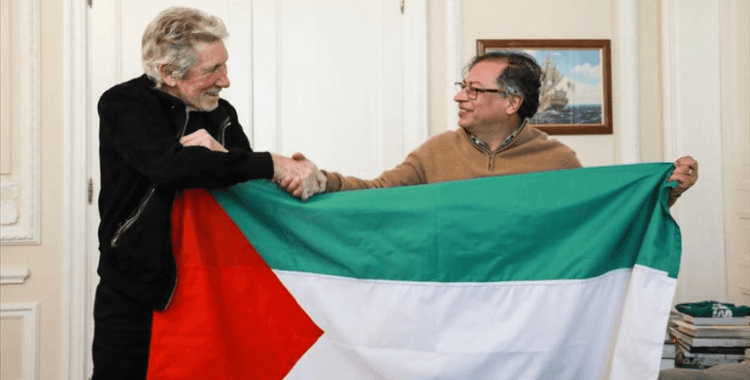 İngiliz müzisyen Waters, Kolombiya Cumhurbaşkanı Petro ile "Filistin" bayrağı açtı