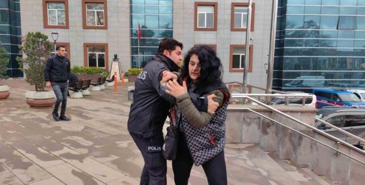 Tutuklanan hırsız gazetecilere saldırdı