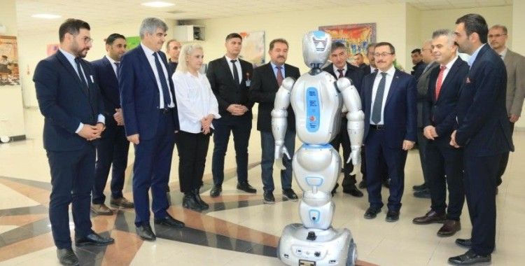 Turgut Özal Tıp Merkezi’nde yapay zekalı robotlar iş başında