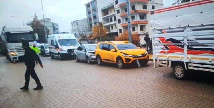 Üç araç birbirine girdi: 1 yaralı
