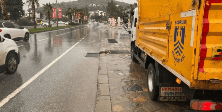 Bodrum'da belediye ekipleri yağmur mesaisinde