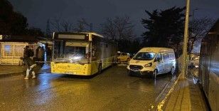 Kayan İETT otobüsünü durdurmaya çalışan şoför ezilerek ağır yaralandı
