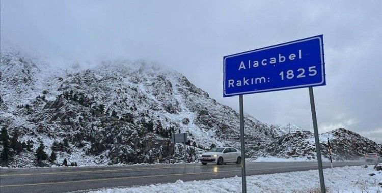 1825 metre rakımlı Alacabel'e mevsimin ilk karı yağdı