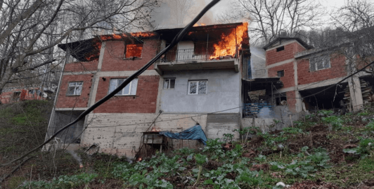 Ordu’da 3 katlı binanın çatı katı alev alev yandı