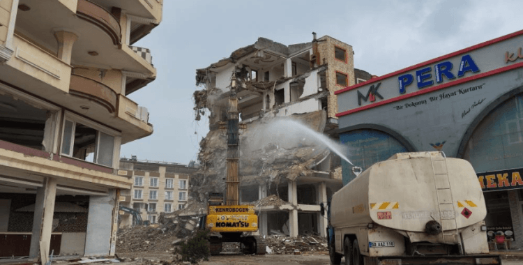 Hatay'da ağır hasarlı binaların yıkımı 19 mahallede sürüyor