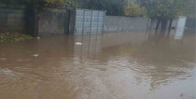 Kahta’da yağmur sonrası yollar göle döndü
