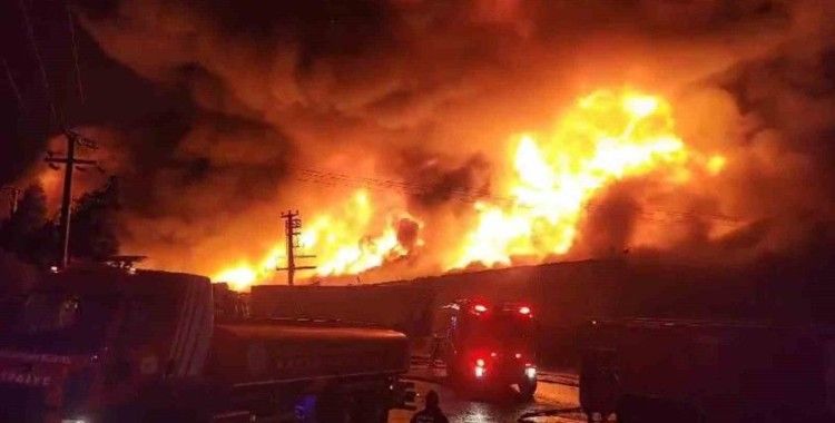 Kocaeli’de çıkan yangın tüm fabrikayı sardı, gecenin karanlığı alevlerle aydınlandı
