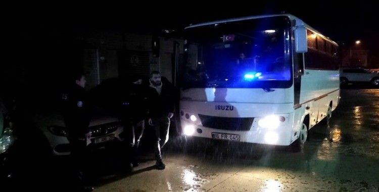 Bursa’da bir dairede yaşayan 17 kaçak göçmen yakalandı
