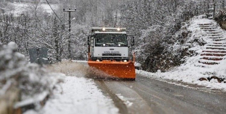Kütahya Belediyesinin karla mücadele ekipleri sahada
