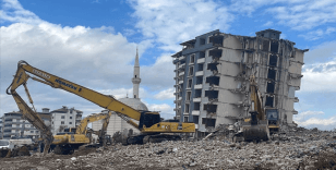 Hatay'da depremlerde ağır hasar alan 4 bina kontrollü yıkıldı