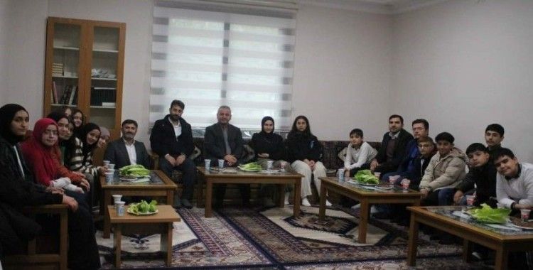 Gençler ve yaşlılar arasında gönül köprüleri kuruluyor
