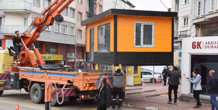 Taksi durakları yenilendi
