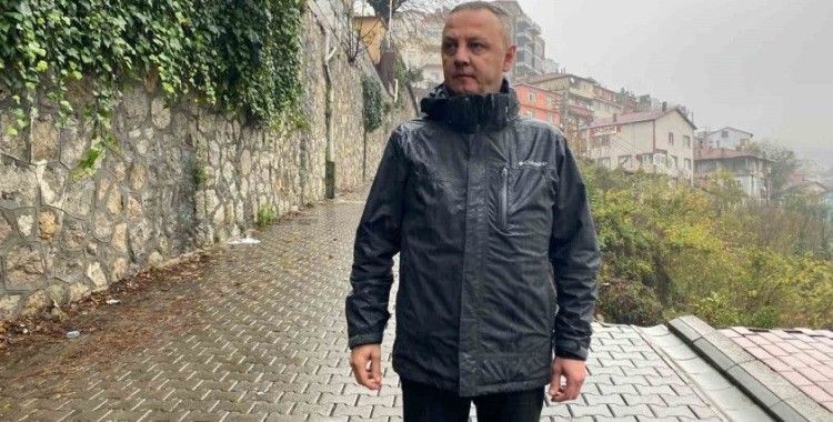 Alan, hastane yolundaki heyelanı inceledi
