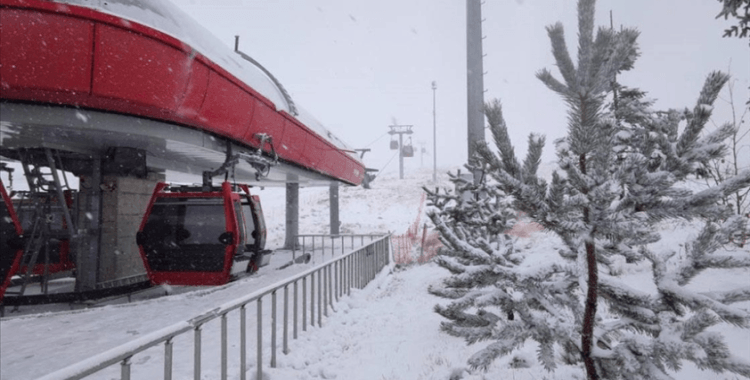 Erciyes Kayak Merkezi'ne kar yağdı