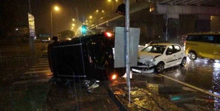 Otomobil ile çarpışan hafif ticari aracın yan yattığı kazada 2 kişi yaralandı
