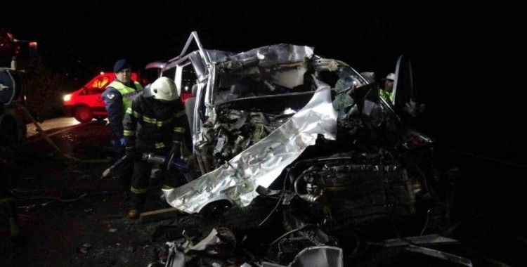 Minibüsün kamyona arkadan çarptığı kazada 4 kişinin ismi belli oldu
