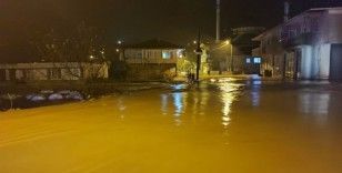 Yağmur taşkınlara sebep oldu, iş yerleri sular altında kaldı
