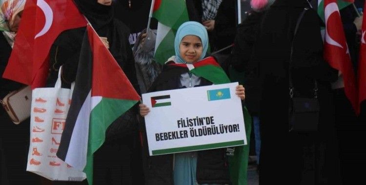 Vatandaşlar İsrail’i kınayıp Filistin’e destek için yürüdü