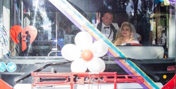 Yolcu taşıdığı otobüsü gelin arabası oldu
