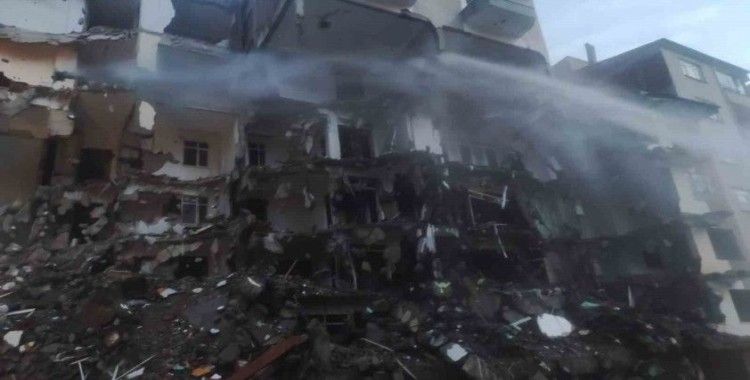 Elazığ’da ilginç görüntü: Büyük kısmı yıkılan binanın 7. katı ayakta kaldı