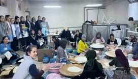 Salihli’de anneler okulları İçin hamur açıp, gözleme yaptılar
