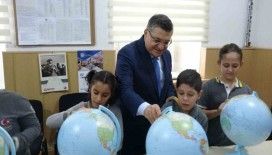 Sinop’ta ilkokul öğrencilerine ‘model küre’ hediye edildi
