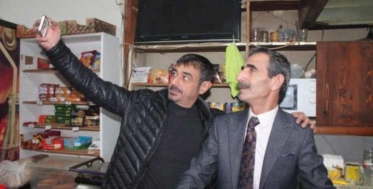 Çayevinde siyaset konuşturmayan takım elbiseli çaycı sosyal medya fenomeni oldu
