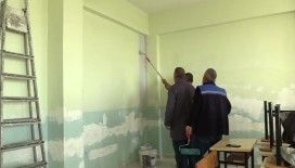 Öğrenciler para topladı, okul çalışanları sınıfları boyadı
