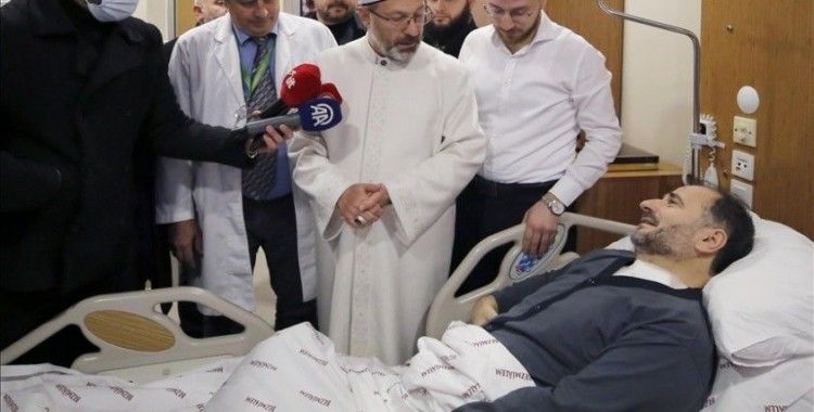 Diyanet İşleri Başkanı Erbaş, bıçaklı saldırıda yaralanan Fatih Camisi imamı Galip Usta'yı ziyaret etti