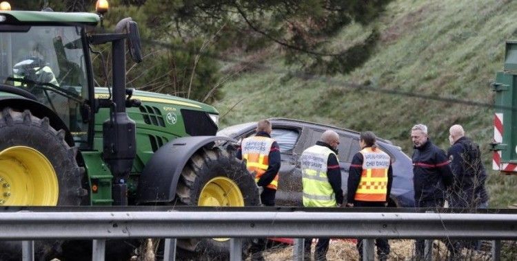 Fransa'da araç eylem yapan çiftçilerin arasına daldı: 1 ölü