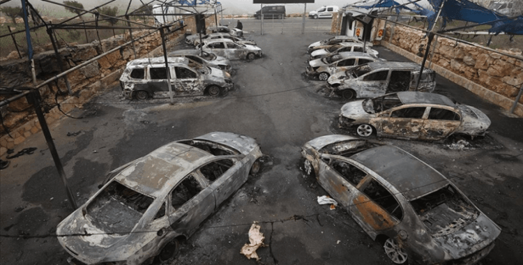 Yahudi yerleşimciler Ramallah yakınlarında bir otomobil galerisini ateşe verdi