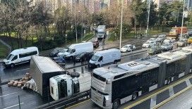 Beylikdüzü D-100 kara yolunda devrilen kamyonun sürücüsü yaralandı