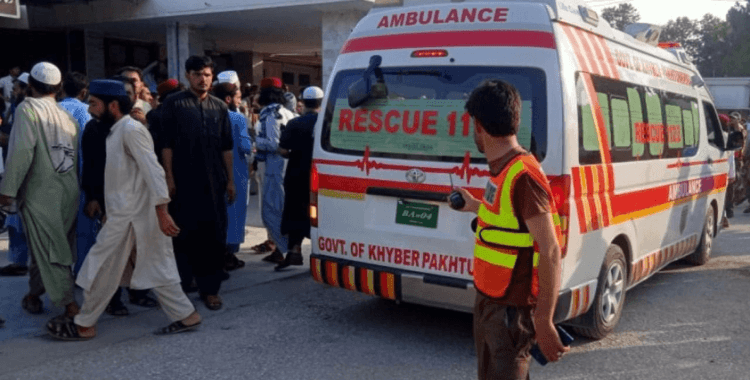 Pakistan'da militanların saldırısında 10 polis öldü
