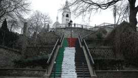 Paris'in simgelerinden Sacre Coeur'ün merdivenleri Filistin bayrağı renklerine boyandı