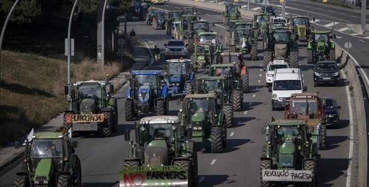 İspanya'da çiftçiler Madrid'e girmeden eylemlerini beşinci gün de sürdürdü