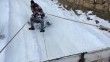 Kamyonet arkasına bağladıkları tekerlekle karda kaymanın keyfini yaşadılar
