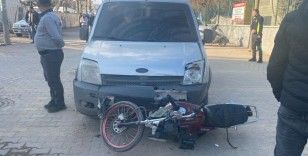 Akrobasi hareketlerde bulunan motosiklet hafif ticari araçla çarpıştı
