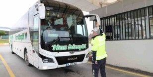 Mersin’de şehirler arası otobüslerin sürücü ve yolcularına emniyet kemeri uyarısı
