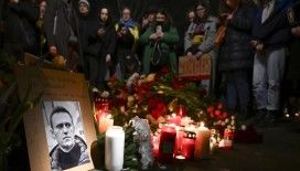 Rus muhalif Aleksey Navalnıy, Berlin’deki Rus Büyükelçiliği önünde anıldı