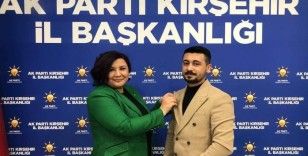 Kırşehir’de CHP’den istifa eden üyeye yeni rozetini AK Parti İl Başkanı Ünsal taktı
