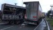 Artvin'de sebze yüklü kamyonet park halindeki tıra çarptı: 2 yaralı