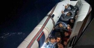 Batmak üzere olan lastik bot içindeki düzensiz göçmenler kurtarıldı
