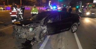 Fatih'te makas atan araç refüje çarptı: 1 yaralı