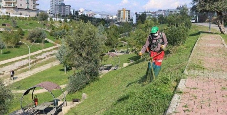 Toroslar’da park ve yeşil alanlara bakım