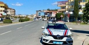 Jandarmadan hız sınırını aşan 67 araca 200 bin 705 lira para cezası

